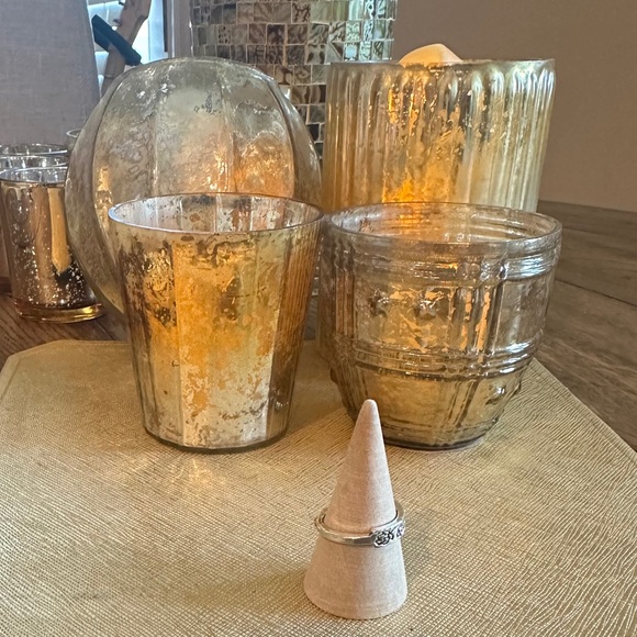 NEW ring silvery ring
size 6.0
Mix and match
silvery metal
Ornate, vintage look - Picture 4 of 4